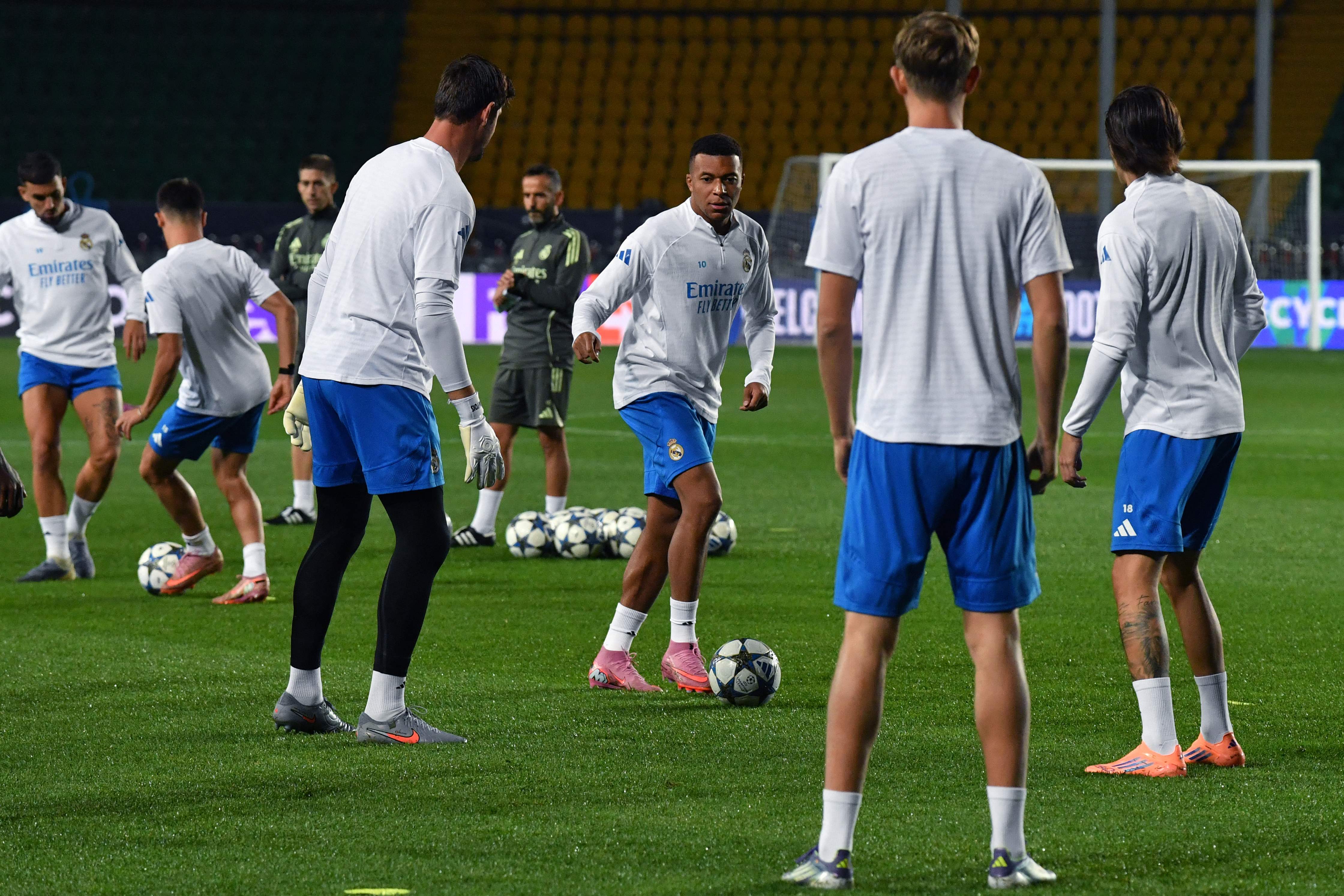 包含赛前体能课后,瓦伦西亚外线爆发备战葡超,压力陡增,身体对抗强度拉满的词条 包含赛前体能课后,瓦伦西亚外线爆发备战葡超,压力陡增,身体对抗强度拉满的词条